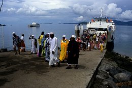 Archipel-des-Comores;-Bateau;-Cale;-Débarquement;-France;-Kaleidos;-Kaleidos-images;-Kanga;-La-parole-à-limage;-Laurent-Abad;-Mayotte;-Mer;-Océan-Indien;-Passagers;-Salama-Djema-II;-Stories-Pictures